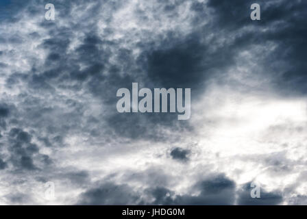 Stürmischer Regen suchen mischte sich bedrohlich dunklen grauen Wolken-Himmel mit weißen. Stockfoto