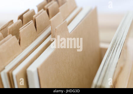 Nahaufnahme von Karteikarten mit einfachen Licht braun Teiler textfreiraum bieten leer. Erhöhte und abgewinkelte Seitenansicht. Stockfoto