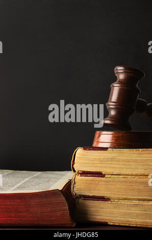 Auge Ebene Begriff schoss der alten Bücher gestapelt und gekrönt mit hölzernen Hammer. Offenes Buch nach links. Tafel Hintergrund Eingabefeld kopieren. Stockfoto