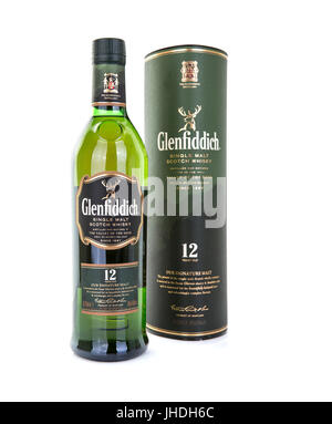 SWINDON, UK - 13. Juli 2017: Flasche Glenfiddich single Malt Scotch Whisky auf weißem Hintergrund Stockfoto