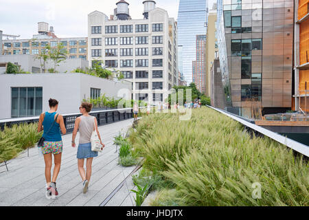 NEW YORK - 9. September: Menschen und Touristen zu Fuß auf die High Line am 9. September 2016 in New York. Dies ist an einer erhöhten linearen Park auf einer Pa erstellt Stockfoto
