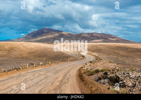 Kurvenreiche Straße in ariden Landschaft auf Lanzarote, Kanarische Inseln, Spanien Stockfoto