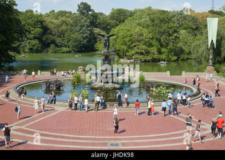 Bethesda Brunnen mit Menschen Blick von der Terrasse im Central Park an einem sonnigen Tag in New York Stockfoto