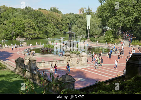 Bethesda Brunnen mit Menschen Blick von der Terrasse im Central Park an einem sonnigen Tag in New York Stockfoto