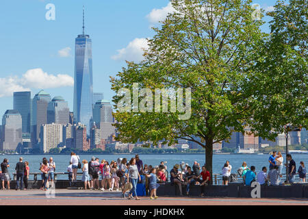 Menschen und Touristen in New York City Skyline in einem sonnigen Tag von Liberty Island in New York suchen Stockfoto