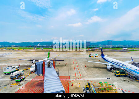 Taipeh, TAIWAN - Juni 09: Dies ist ein Blick auf die Landebahn des Flughafen mit Flugzeugen, die Vorbereitungen zum Board Passagiere am 9. Juni 2017 in Taipei Songshan Stockfoto