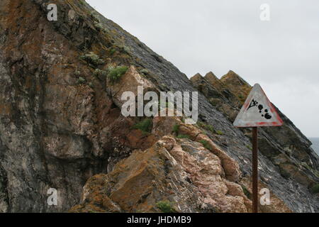 Warnschild, fallende Felsen Zeichen, Steinschlag, Rock fallenden Zeichen, Küstenerosion, Klippe Warnschild Gefahr auf Klippen, Gefahr Kletterer, gefährlich Stockfoto