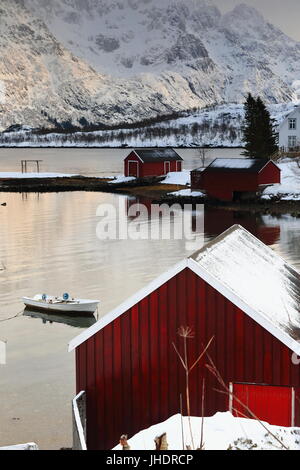 Seehäuser und Ferienhaus in Vestpolloya Insel Austnesfjorden-Fischerboot vor Anker in Vestpollen Dorf-Nordlia und Slettlia Reittiere Hintergrund. Centr Stockfoto