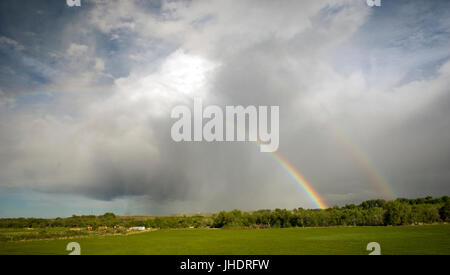 Doppelter Regenbogen durchbricht Gewitterwolken, in der Nähe von New Mexico, Colorado Grenze, von der Amtrak-Zug Southwest Chief gesehen. Stockfoto