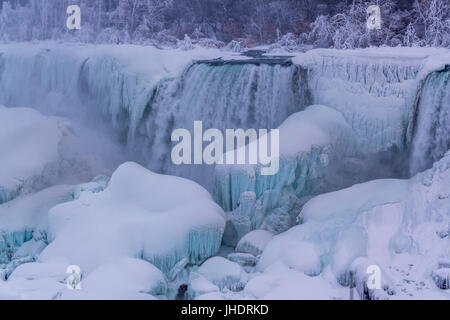 Niagara Falls im Winter, American Falls durch Eis und Schnee bedeckt. Stockfoto