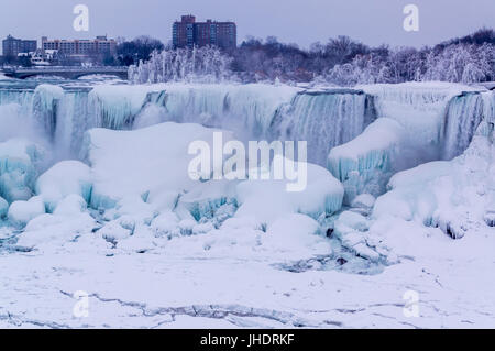 Niagara Falls im Winter, American Falls durch Eis und Schnee bedeckt. Stockfoto