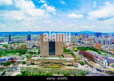 Taipeh, TAIWAN - 24.Juni: Dies ist eine Ansicht des Bezirks Banqiao in New Taipei wo viele Neubauten gesehen werden können, das Gebäude in der Mitte ist Ban Stockfoto