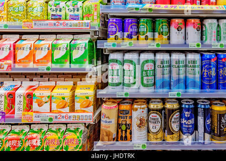 Taipeh, TAIWAN - 26 Juni: Dies ist die Getränkeauswahl von Alkohol und andere Getränke in ein 7-Eleven Convenience Store am 26. Juni 2017 in Taipeh Stockfoto