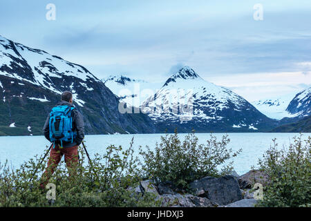 Fotograf vor einem Berg, Portage Glacier, Girdwood, Portage, Alaska, USA Stockfoto