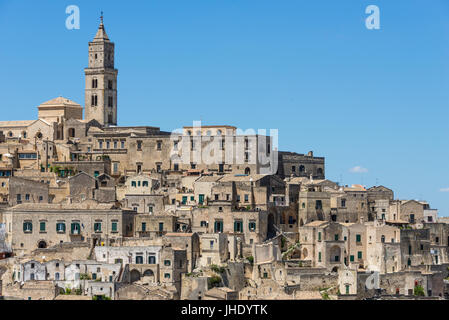 Alte Häuser und eine Kirche in der antiken Architektur in der gleichen Art des Steins in eine Stadt, gebaut auf einem Hügel, bekannt als die Sassi di Matera in der Basilicata, Ita Stockfoto