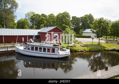 STJÄRNSUND Industriegemeinde in Dalarna 2017 Altes Boot am Dorfpier Stockfoto