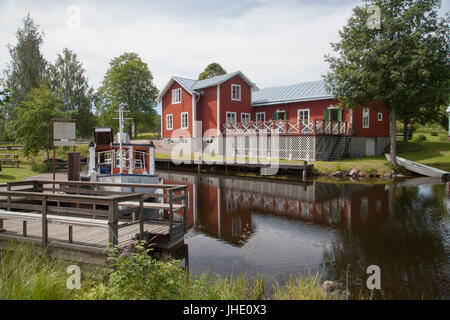 STJÄRNSUND Industriegemeinde in Dalarna 2017 Altes Boot am Dorfpier Stockfoto