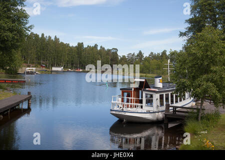 STJÄRNSUND Industriegemeinde in Dalarna 2017 Altes Boot am Dorfpier Stockfoto