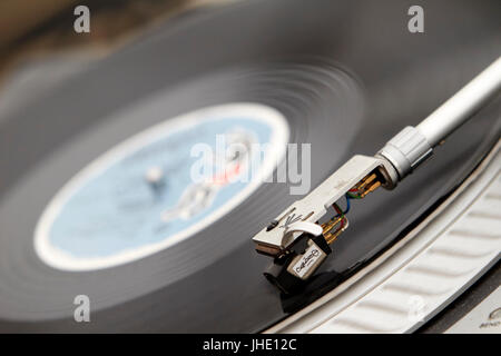 Stylus Nadel auf einer Lp Vinyl-Schallplatte Stockfoto