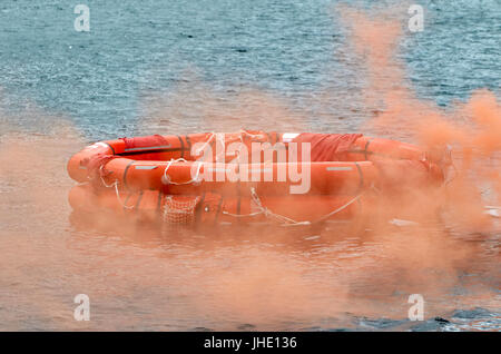 Bereitstellung von Notfall selbst aufblasen, Rettungsinsel und Rauch-signal Stockfoto