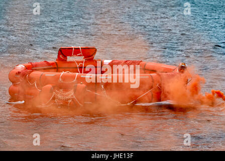 Bereitstellung von Notfall selbst aufblasen, Rettungsinsel und Rauch-signal Stockfoto