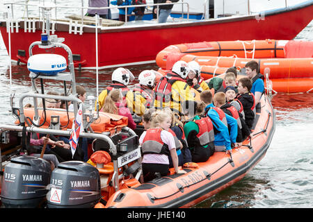 Bangor rnli lifeboat Jessie hillyard auf Sicherheit demonstration Kinder Rettung von rettungsinseln Nordirland Stockfoto