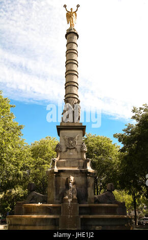 Der Brunnen du Palmier (1750-1832) am Place du Châtelet, Paris. Stockfoto