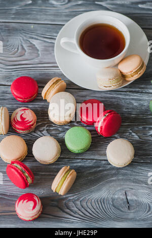 Liebe Geschenk mit Blumen und macarons Stockfoto