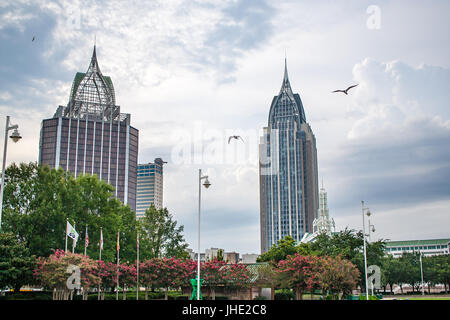 Juli 2017, Mobile, AL: Ein Blick auf die Skyline der Innenstadt Mobile vom Cooper Riverside Park entlang den Mobile River. Stockfoto