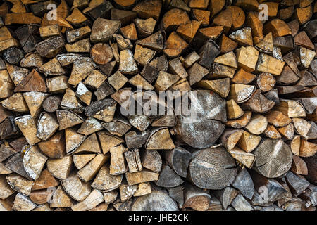 Das Brennholz ist für die Wintersaison in einem Holzstapel verpackt. Stockfoto