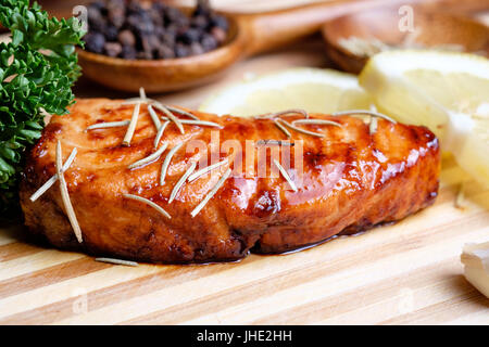 Pfanne gegrilltes Lachsfilet Stockfoto