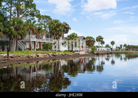 Häuser entlang der Bucht von St. Joseph mit einer schönen Spiegelung im Wasser Stockfoto