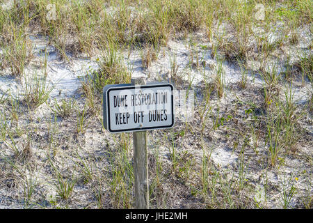 Ein Zeichen entlang der Dünen in Destin, Florida. Stockfoto