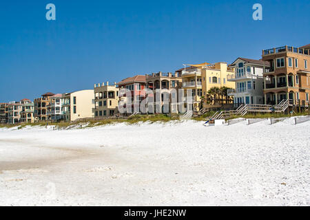 Eine Reihe von Häusern entlang des Strandes in Destin, Florida Stockfoto