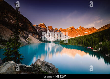 Moraine Lake bei Sonnenaufgang, Banff, Kanada Stockfoto