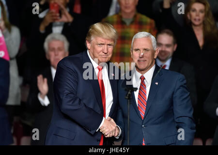 Präsident Donald Trump und Vizepräsident Mike Pence Handschlag auf der Bühne ein Danke-Rallye im Giant Center statt. Stockfoto
