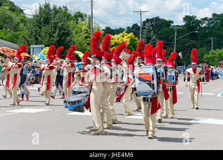 Henry Sibley Highschool marching Band bei Parade in Mendota Minnesota führt Stockfoto