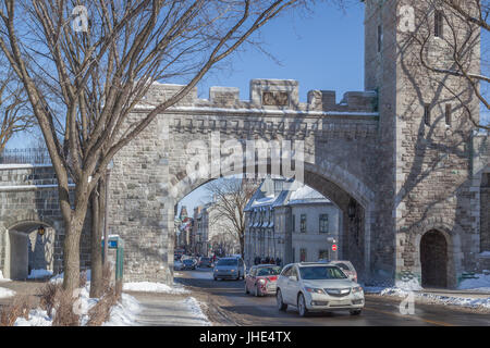 Tor der alten Quebec City im Winter in Québec (Stadt). Stockfoto