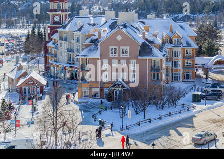 Mont-Tremblant Dorf im Winter in Quebec, Kanada. Mont-Tremblant ist das beste Skigebiet im Osten Nordamerikas. Stockfoto