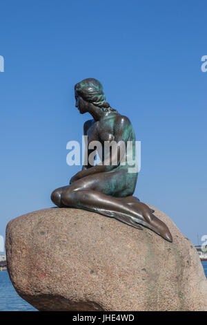 Die Statue der kleinen Meerjungfrau in Kopenhagen, Dänemark. Stockfoto