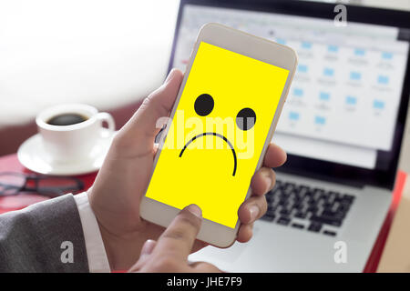 Depressive Gefühle Konzept, Smiley Emoticon gedruckt Depression und Traurigkeit traurig pessimistisch Gesicht Stockfoto