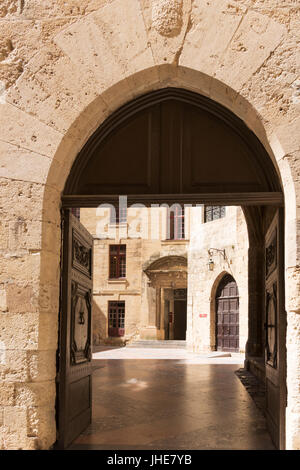 Gerahmte Blick in den Hof des erzbischöflichen Palais, Narbonne, Occitanie, Frankreich Stockfoto