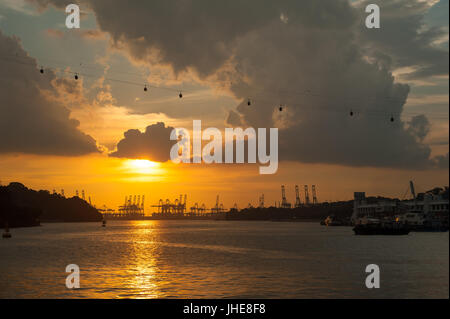 21.03.2017, Singapur, Republik Singapur, Asien - Sonnenuntergang über Harbourfront mit dem Container Terminal in der Ferne. Stockfoto