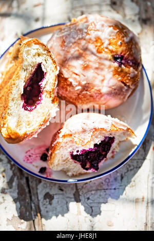 Heidelbeer-Brötchen auf weißen Teller Stockfoto