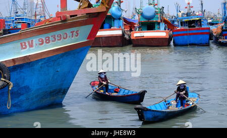 Zwei weibliche vietnamesische Fisch Arbeiter Zeile ihre Boote im Hafen in Vung Tau, Vietnam Stockfoto