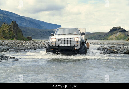 Auto mit Anhänger und Fluß in Island Stockfoto