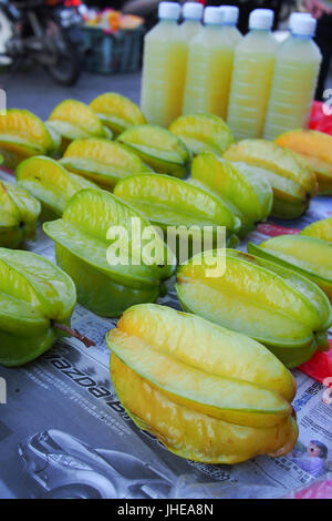 Sternfrüchte verkaufen im nassen Markt Stockfoto