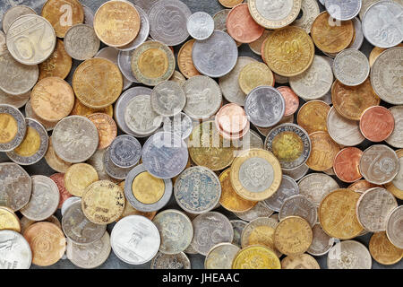 Münzen aus verschiedenen Ländern auf der ganzen Welt. Stockfoto