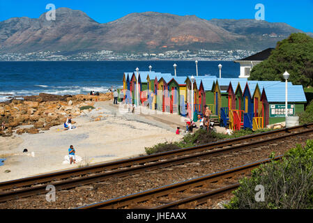 Umkleidekabinen am Strand von Muizenberg, Kapstadt, Südafrika Stockfoto