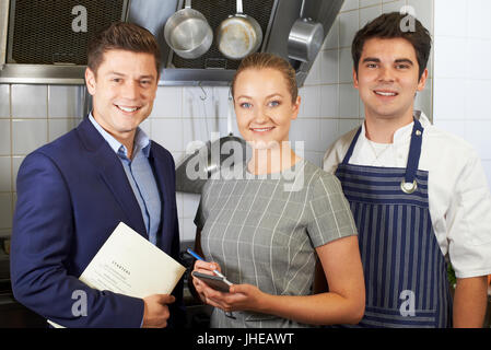 Porträt des Restaurant-Teams stehen In der Küche Stockfoto